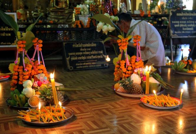 Reise in Kambodscha, Mönche beim Almosengang am Morgen in Luang Prabang