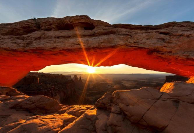 Reise in USA, Mesa Arch bei Sonnenaufgang, Canyonlands National Park, Utah