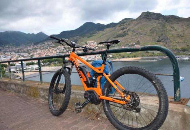 Reise in Portugal, Mountainbike mit Blick auf Machico