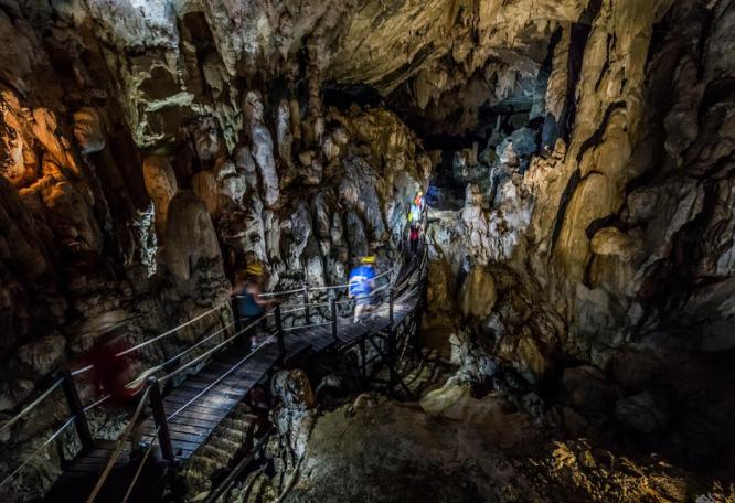 Reise in Malaysia, Der Mulu-Nationalpark auf Borneo ist besonders bekannt für seine Höhlensysteme