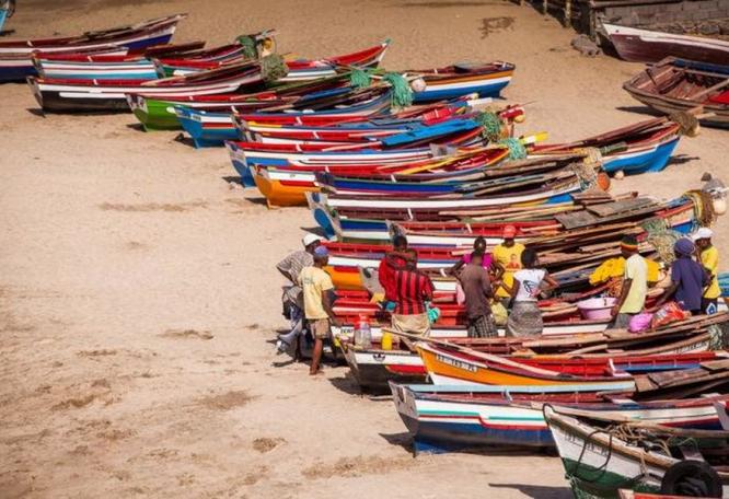 Reise in Kap Verde, Bunte Fischerboote auf den Kapverden