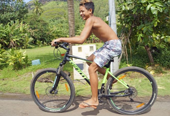 Reise in Französisch-Polynesien, Junger Biker