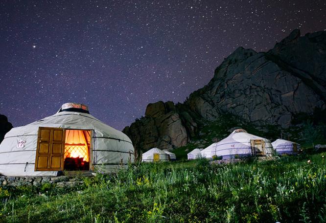 Reise in Mongolei, Abendstimmung in Ihrem Jurten-Camp, Monoglei