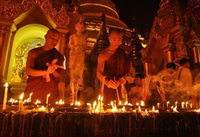 Reise in Myanmar, Buddhistische Mönche entzünden Öllampen