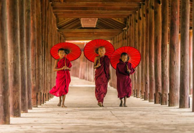 Reise in Myanmar, Birma: Mandalay ist voller Mönche, golden leuchtender Pagoden und Tempel