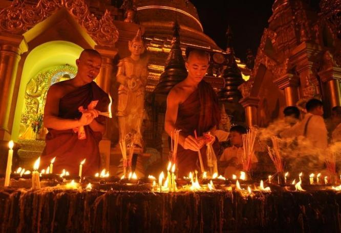 Reise in Myanmar, Segnungszeremonie von buddhistischen Mönchen in Yangon