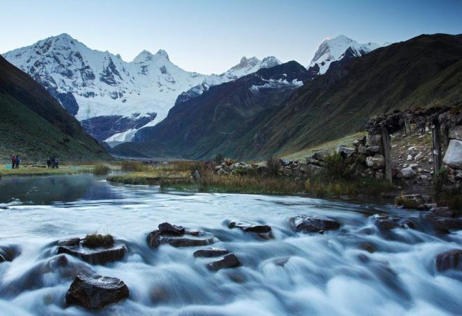 Reise in Peru, Blick auf die Cordillera Huayhuash mit DIAMIR-Reiseleiter Marcus Gempp