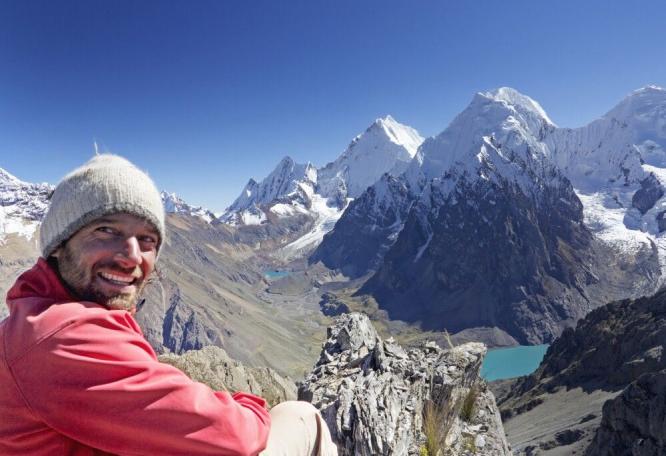 Reise in Peru, Blick auf die Cordillera Huayhuash mit DIAMIR-Reiseleiter Marcus Gempp