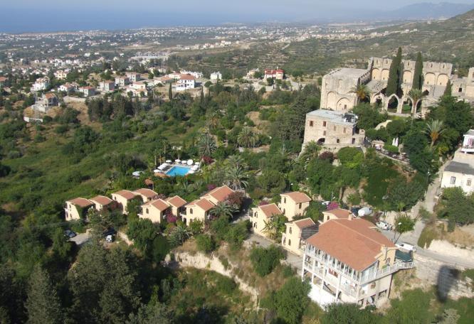 Reise in Zypern, Die Anlage in Bellapais mit Pool direkt unterhalb des Klosters