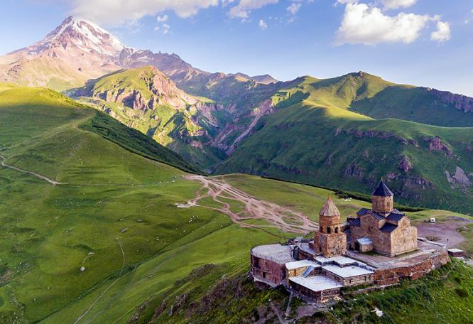 Reise in Aserbaidschan, Dreifaligkeitskirche vor dem Berg Kasbek, Georgien.