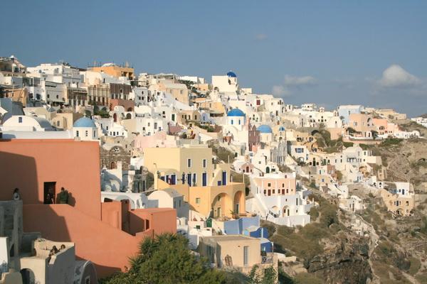 Reise in Griechenland, Die malerische Häuserfront von Oia auf Santorin