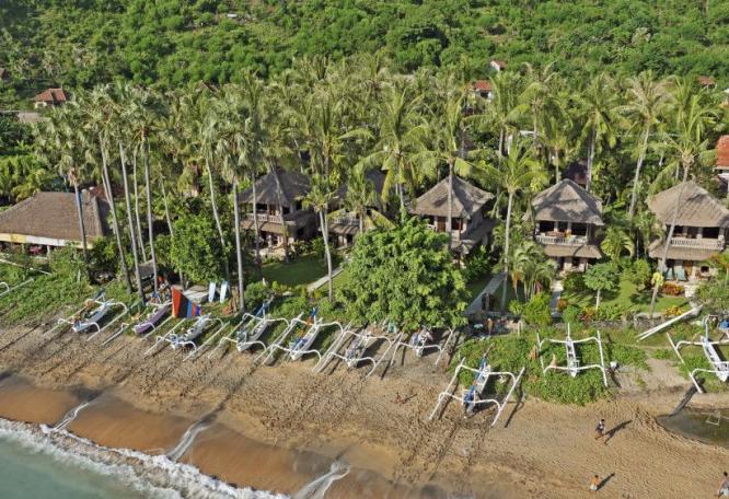 Reise in Indonesien, Boot am weißen Sandstrand auf Gili Trawangan zwischen Bali und Lombok