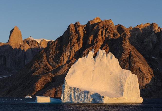 Reise in Grönland, Einer der gigantischen Eisberge im Scoresby-Sund