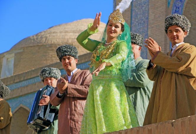 Reise in Usbekistan, Folkloretänzerin in Chiwa