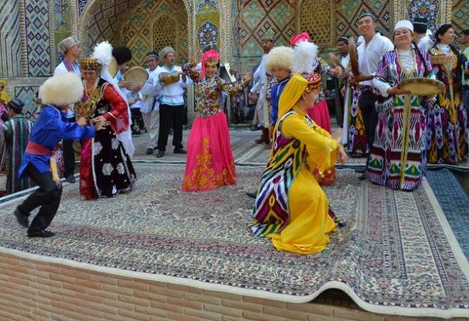 Reise in Usbekistan, traditionelle Tanzdarbietungen zum Silk & Spice Festival in Buchara