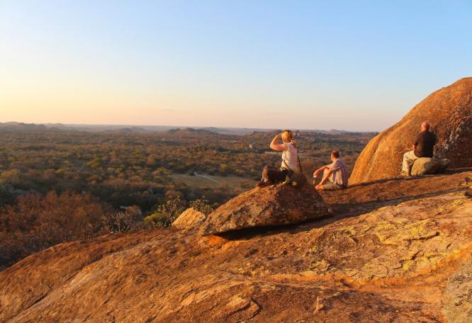 Reise in Simbabwe, Aussicht von imposanten Felsformationen im Matobo-Nationalpark