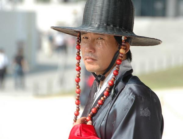 Reise in Südkorea, Wachmann in traditionellem Kostüm in Südkorea