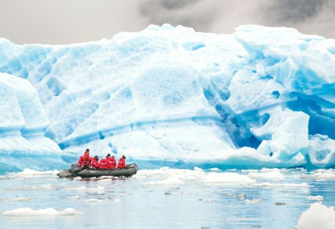 Reise in Grönland, Zodiactour an riesigen Eisbergen