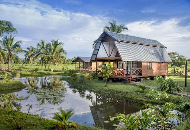 Reise in Suriname, Auf dem Gelände der ehemaligen Plantage Frederiksdorp ist heute ein Resort untergebracht.