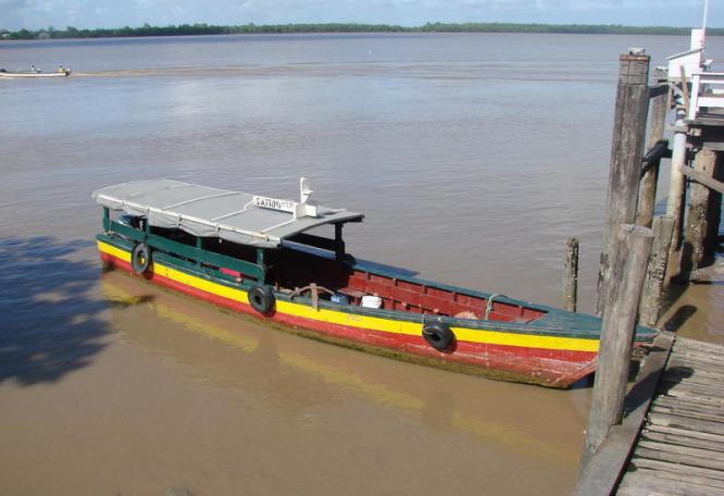 Reise in Suriname, Per Boot auf dem Commewijnefluss zu ehemaligen Plantagen.
