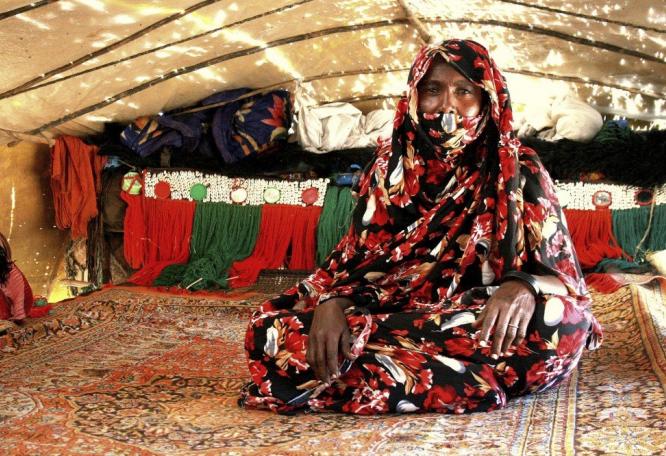 Reise in Tschad, sitzende Frau