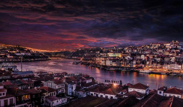Reise in Portugal, Blick auf Porto bei Nacht