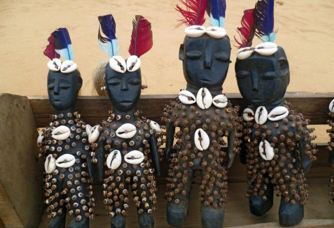 Reise in Benin, Togo, Fetischmarkt, Lome, Voodoo Puppen