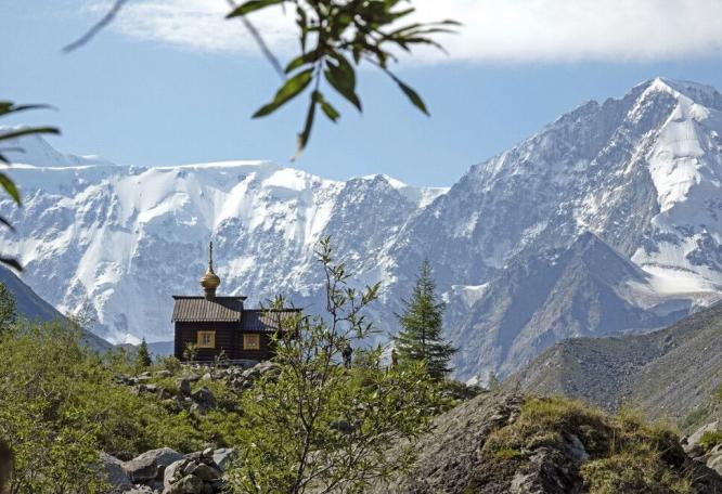 Reise in Russland, Bergmassiv mit Alpinistenkapelle