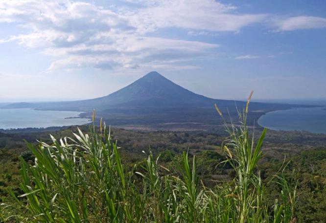 Reise in Nicaragua, Vulkankraterausbruch mit fließender Lava und Rauch. Der Masaya-Vulkan nahe Managua nach Sonnenuntergang.