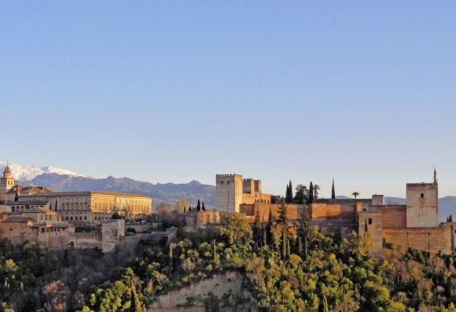 Reise in Spanien, Die berühmte Alhambra im Abendlicht