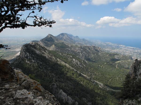 Reise in Zypern, Blick von der Burgruine Buffavento über das Besparmak-Gebirge