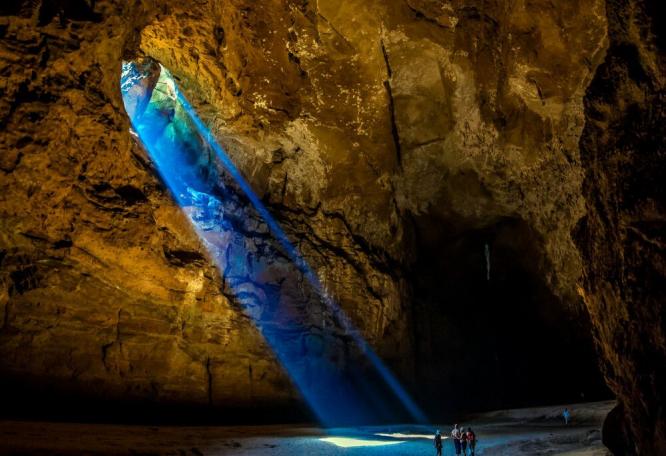 Reise in Angola, Höhle am Rio Cambongo
