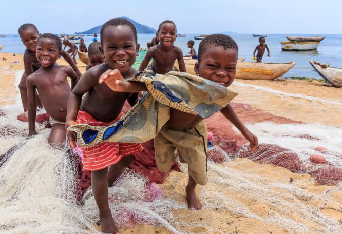 Reise in Malawi, Fröhliche Kinder am Malawi-See