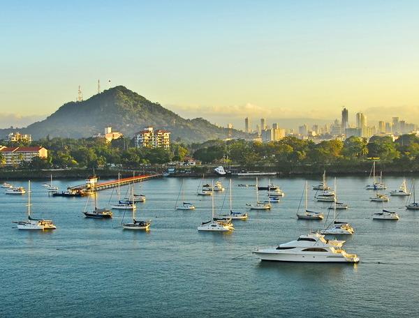 Reise in Panama, Sonnenaufgang über einem kleinen Hafen in Panama City