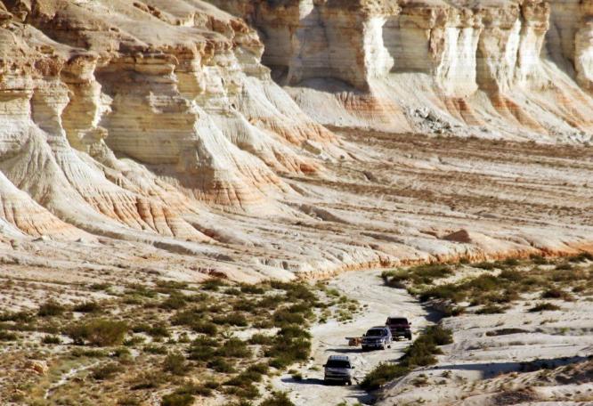 Reise in Turkmenistan, kleine Jeeps in großartiger Landschaft Yangisuw