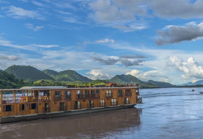Reise in Laos, Unterwegs mit der Mekong Pearl