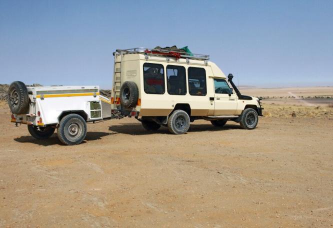 Reise in Botswana, Beispiel für das Reisefahrzeug: Toyota Land Cruiser (10 Sitzer) oder Kleinbus