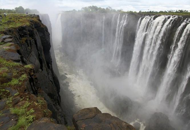 Reise in Botswana, Rauschendes Wunder - Victoriafälle in Simbabwe