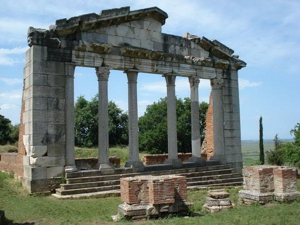 Reise in Albanien, Aufgerichtete Front des antiken Bouleuterion von Appolonia