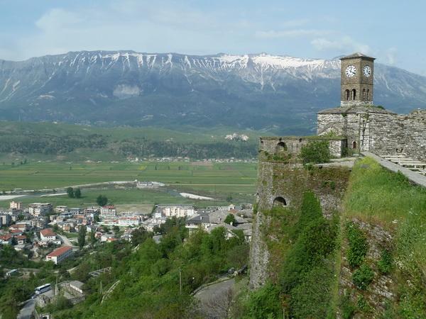 Reise in Albanien, Blick von der Burg von Gjirokastra ins Gebirge