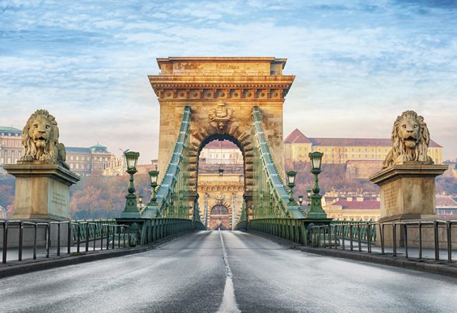 Reise in Frankreich, Die Kettenbrücke in Budapest, Ungarn.