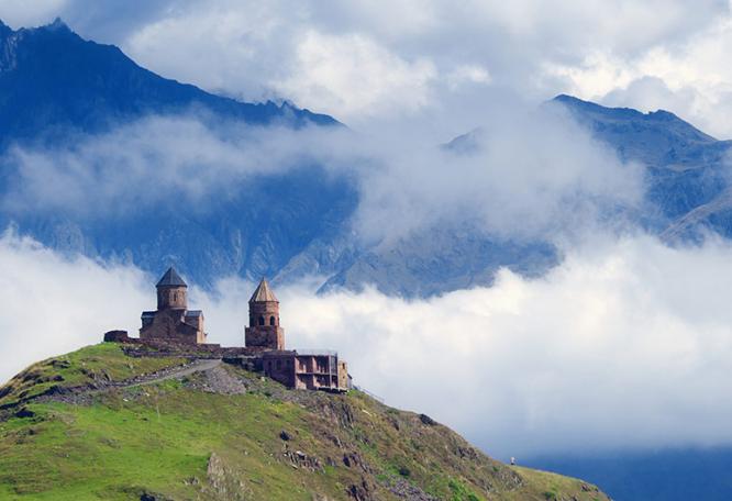 Reise in Armenien, Dreifaltigkeitskirche vor dem Kazbegi-Berg, Georgien.