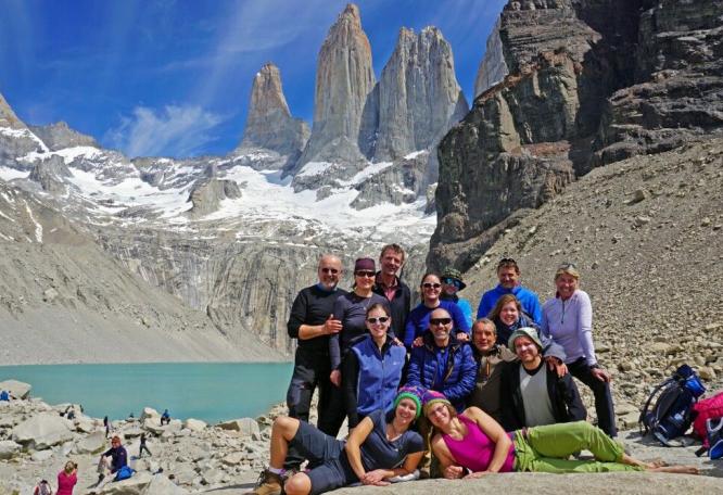 Reise in Argentinien, Gruppenfoto vor den Granittürmen im Nationalpark Torres del Paine