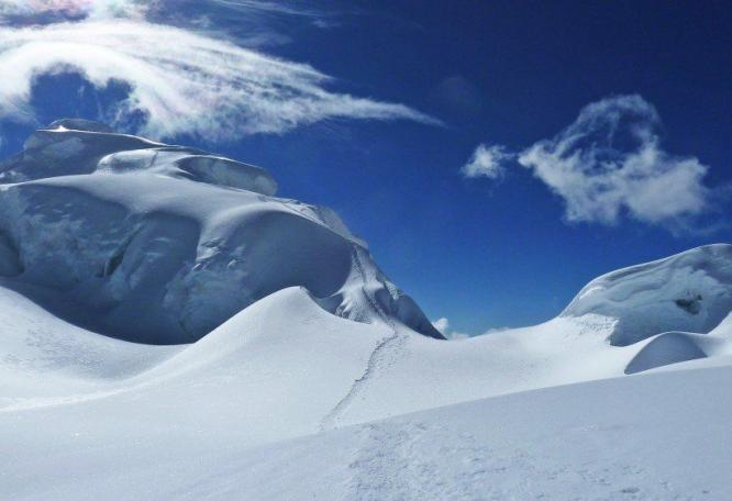 Reise in Peru, In der gerölligen Landschaft wirkt der schneebedeckte Gipfel des Nevado Pisco fast schon etwas unwirklich.