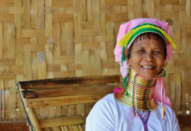 Reise in Myanmar, Kajakfahren auf dem Inle-See durch die schwimmenden Beete der Intha