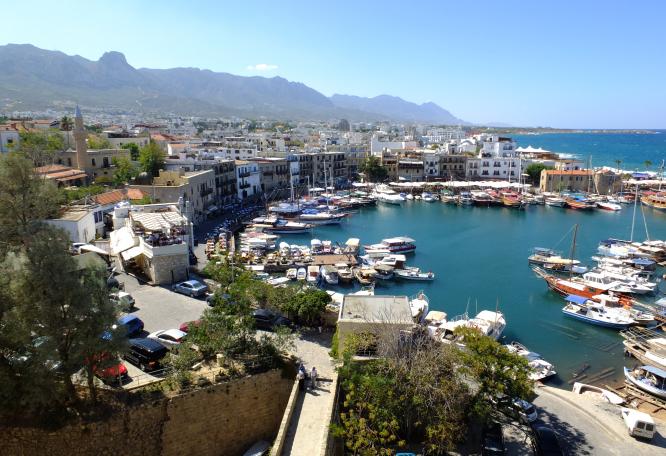 Reise in Zypern, Blick über den Hafen der Stadt Girne