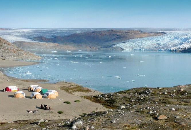 Reise in Grönland, Blick auf das Camp bei Qaleraliq