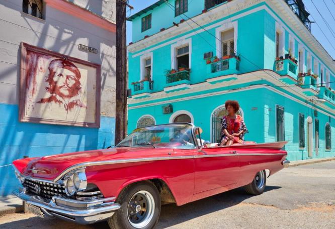 Reise in Kuba, Kubanerin im Oldtimer in Havanna