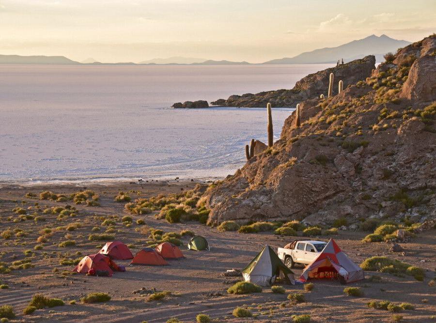 Reise in Bolivien, Wunderschön gelegenes Zeltlager zum Sonnenuntergang direkt am Salar de Uyuni