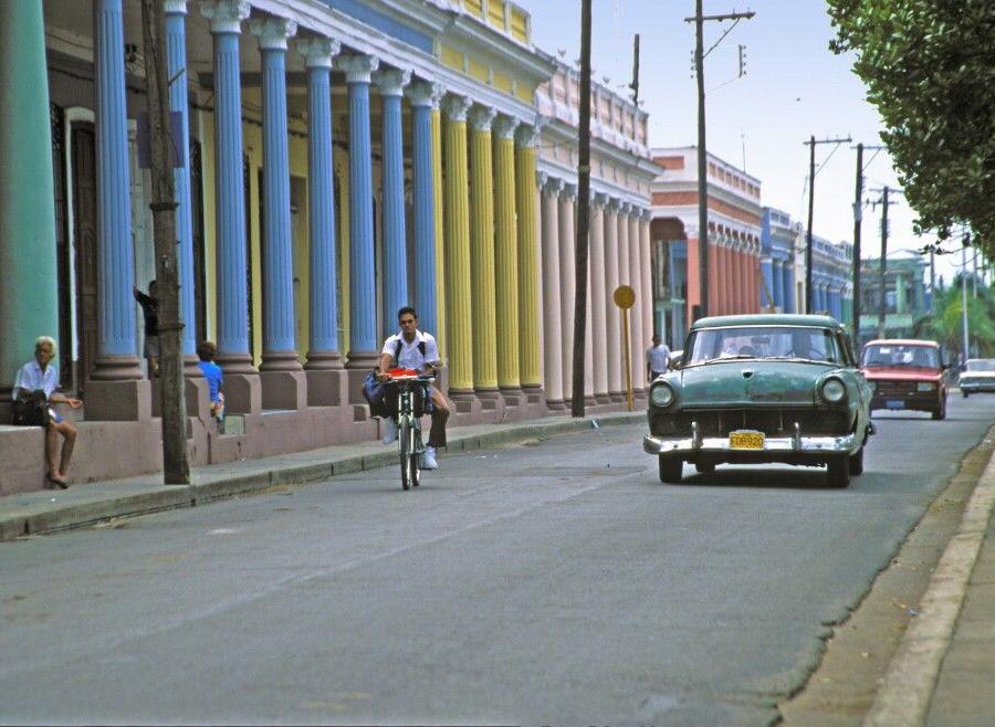 Reise in Kuba, Bunter Straßenzug in Cienfuegos